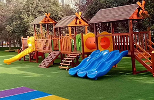 如何选择大型幼儿园户外玩具滑梯的材质？