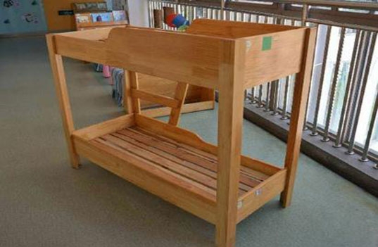 高品质的幼儿园木制家具床应具有安全环保的特点