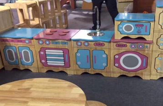 优质的幼儿园木制家具给孩子提供了更大的空间