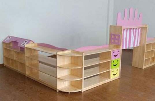 选购幼儿园木制桌椅家具时应该注意什么呢?