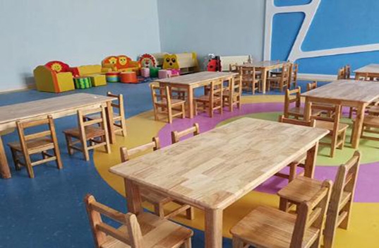 ​选择幼儿园实木桌椅要考虑哪些方面？