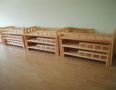 幼儿园实木家具特点