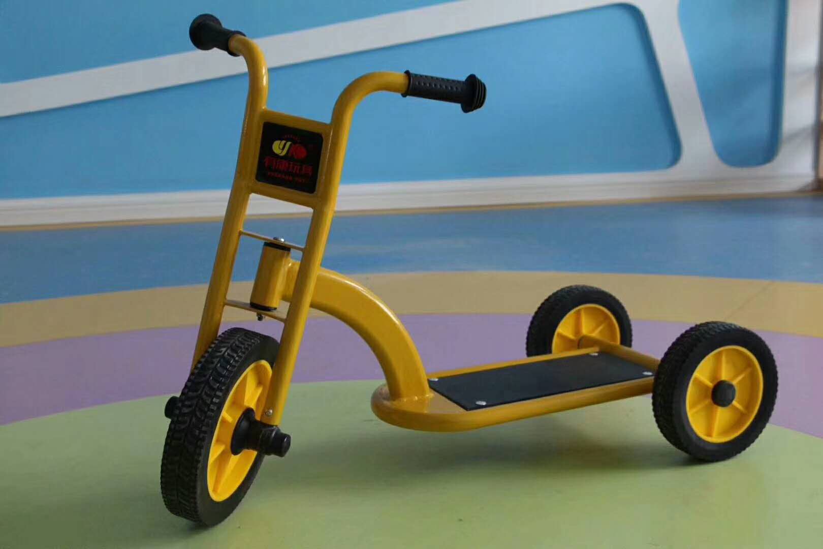 幼儿园实木踏板车